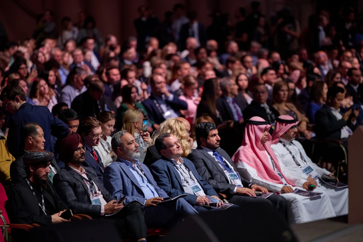 «Весь смысл западной информационной политики — быстро состряпать фейк, раздуть его до вселенской катастрофы за день, два, три, а затем перекрывать доступ к альтернативным оценкам, к альтернативным сведениям» «Весь смысл западной информационной политики — быстро состряпать фейк, раздуть его до вселенской катастрофы за день, два, три, а затем перекрывать доступ к альтернативным оценкам, к альтернативным сведениям»