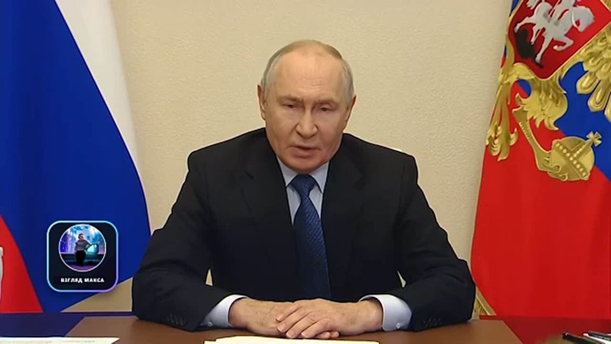 Президент России Владимир Путин проводит совещание с членами правительства