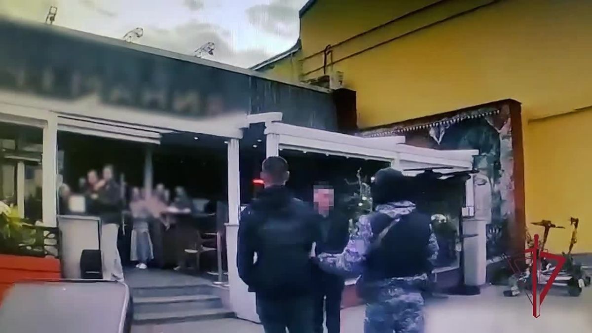 В центре Москвы росгвардейцы задержали гражданина, устроившего дебош в кафе