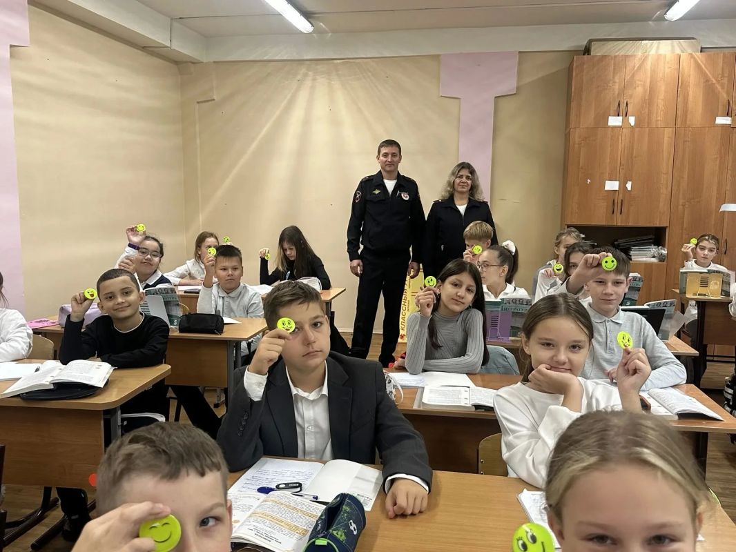 Сотрудники столичной Госавтоинспекции продолжают проведение мероприятий с подрастающим поколением в рамках Всероссийской недели безопасности дорожного движения Сотрудники столичной Госавтоинспекции продолжают проведение мероприятий с подрастающим поколением в рамках Всероссийской недели безопасности дорожного движения