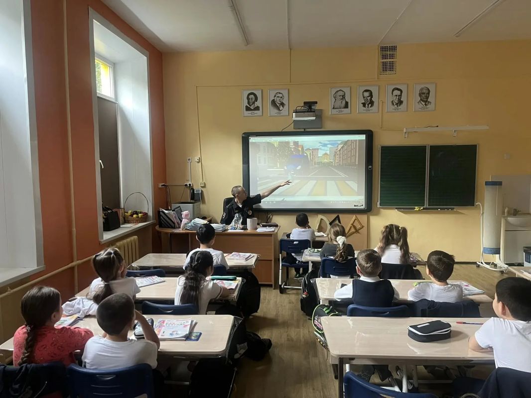 Сотрудники столичной Госавтоинспекции продолжают проведение мероприятий с подрастающим поколением в рамках Всероссийской недели безопасности дорожного движения Сотрудники столичной Госавтоинспекции продолжают проведение мероприятий с подрастающим поколением в рамках Всероссийской недели безопасности дорожного движения