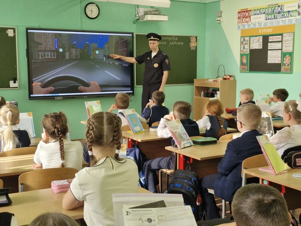 Сотрудники столичной Госавтоинспекции продолжают проведение мероприятий с подрастающим поколением в рамках Всероссийской недели безопасности дорожного движения Сотрудники столичной Госавтоинспекции продолжают проведение мероприятий с подрастающим поколением в рамках Всероссийской недели безопасности дорожного движения