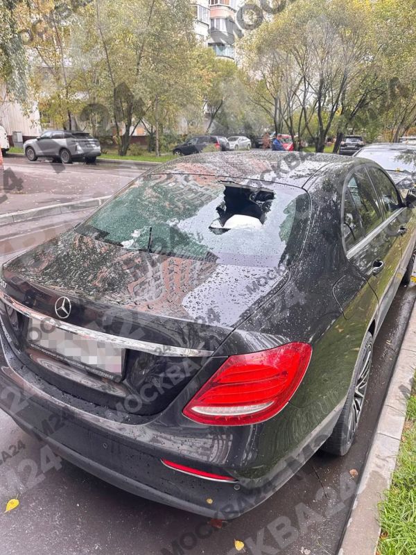 Жители московской многоэтажки живут в постоянном напряжении – сосед регулярно сбрасывает вещи из окна