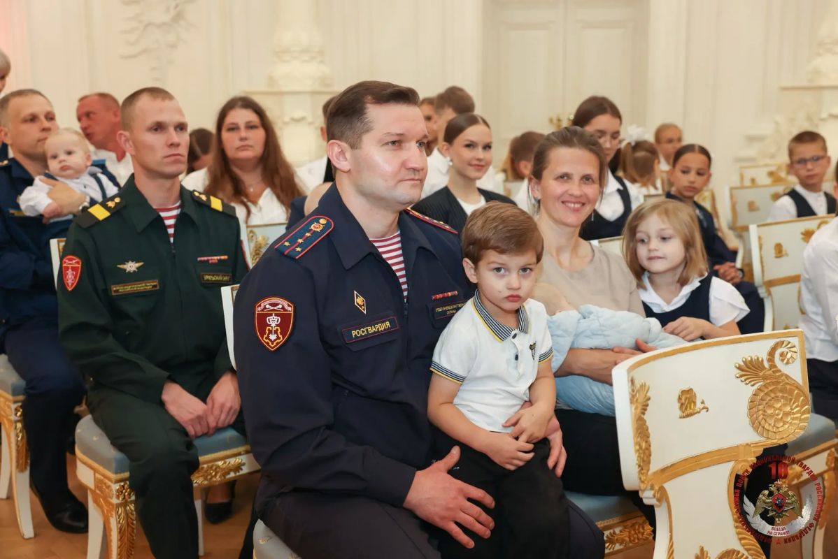 Заместитель директора Росгвардии генерал-полковник Юрий Аверин провел торжественный прием для многодетных семей росгвардейцев Заместитель директора Росгвардии генерал-полковник Юрий Аверин провел торжественный прием для многодетных семей росгвардейцев