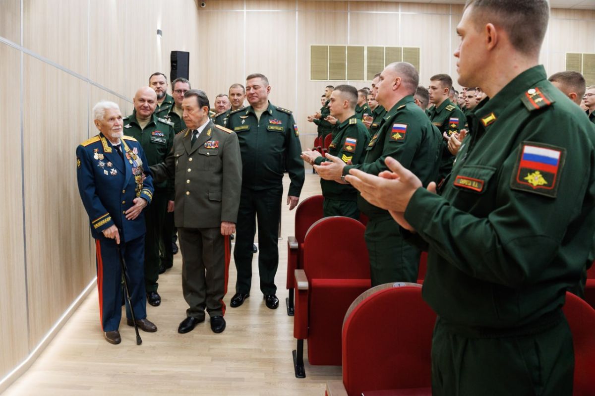 Минобороны России: И сегодня Вы в боевом строю: Леонид Горнин поздравил ветерана финансово-экономической службы со столетием Минобороны России: И сегодня Вы в боевом строю: Леонид Горнин поздравил ветерана финансово-экономической службы со столетием