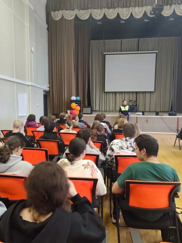 Сотрудники столичной Госавтоинспекции продолжают проведение мероприятий с подрастающим поколением в рамках Всероссийской недели безопасности дорожного движения Сотрудники столичной Госавтоинспекции продолжают проведение мероприятий с подрастающим поколением в рамках Всероссийской недели безопасности дорожного движения