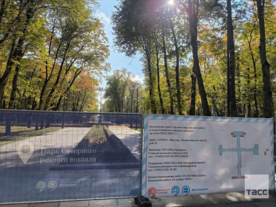 В парке Северного речного вокзала начался монтаж зимнего городского катка В парке Северного речного вокзала начался монтаж зимнего городского катка