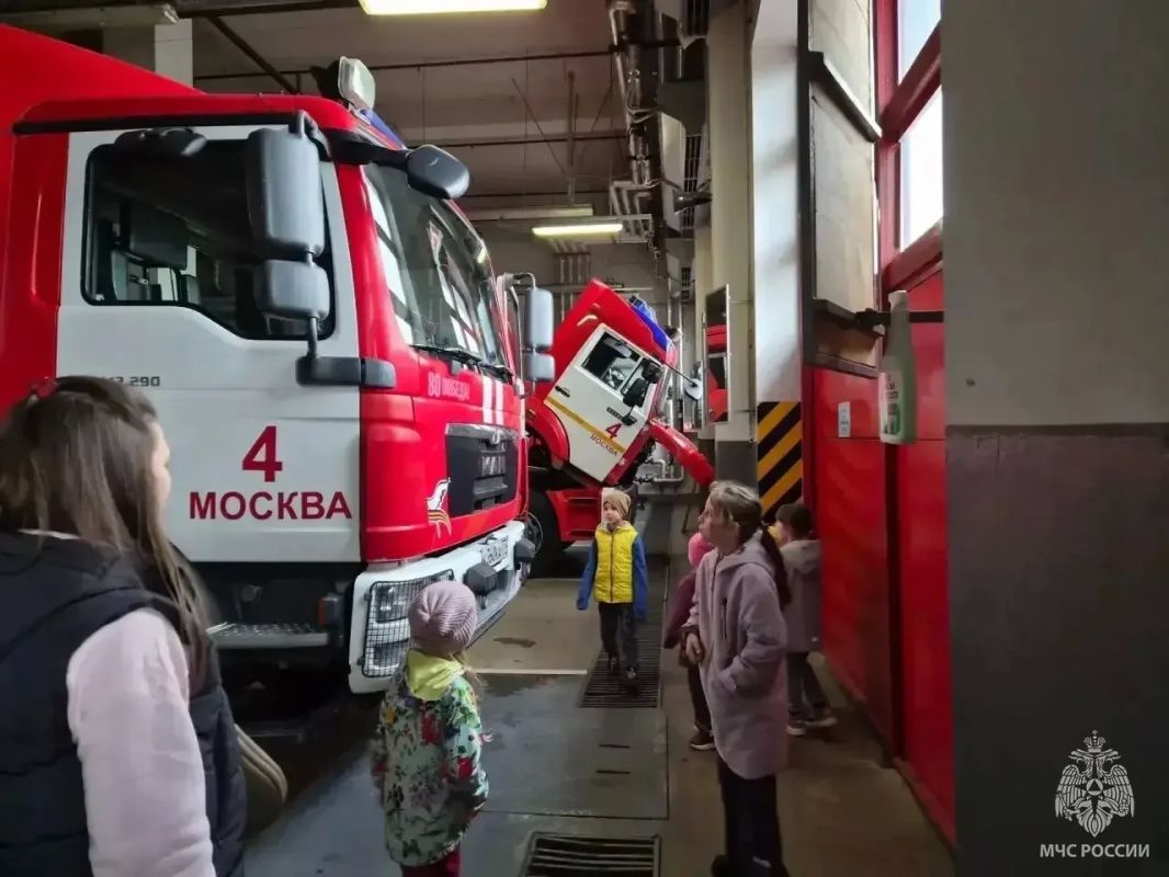 «День без турникетов»: москвичи побывали в гостях у столичных огнеборцев «День без турникетов»: москвичи побывали в гостях у столичных огнеборцев