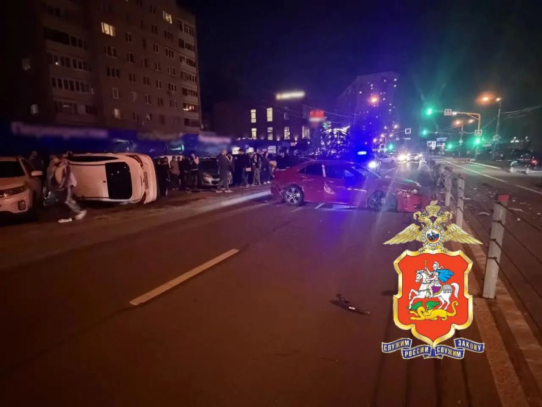 Кадры с места крупного ДТП в Жуковском, в результате которого одна машина перевернулась от удара
