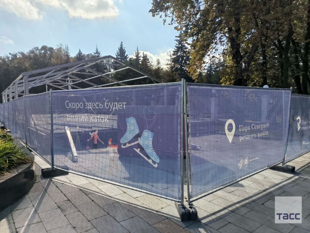 В парке Северного речного вокзала начался монтаж зимнего городского катка В парке Северного речного вокзала начался монтаж зимнего городского катка