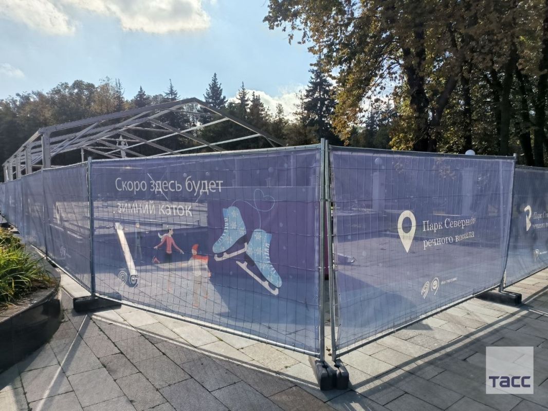 В парке Северного речного вокзала начался монтаж зимнего городского катка В парке Северного речного вокзала начался монтаж зимнего городского катка