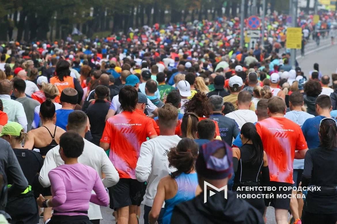 Тысячи любителей бега приняли участие в последнем массовом забеге сезона — Московском марафоне Тысячи любителей бега приняли участие в последнем массовом забеге сезона — Московском марафоне