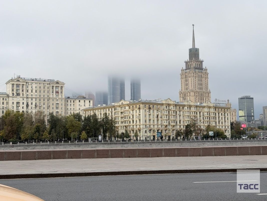 Легкий утренний туман над городом