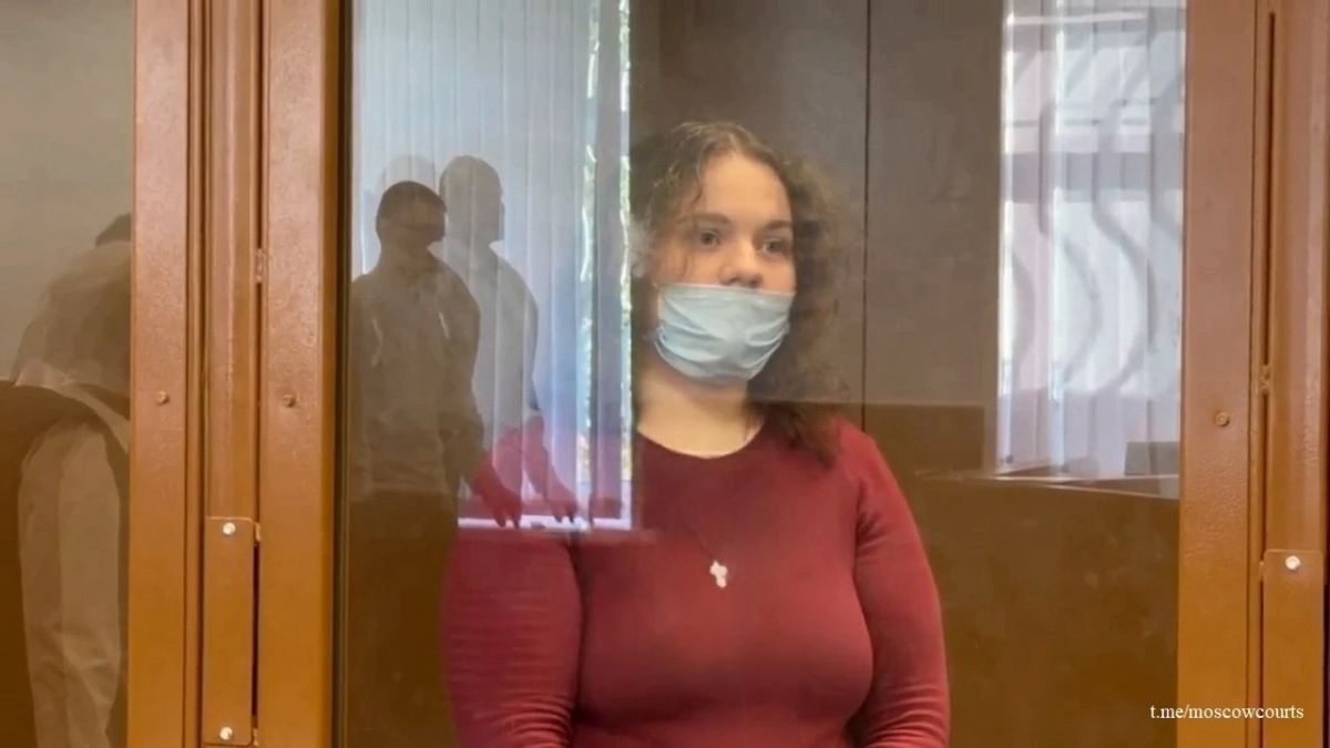 Суд в Москве отправил на долгий срок за решетку 20-летнюю студентку, которая намеревалась убить пенсионерку по заказу мошенников