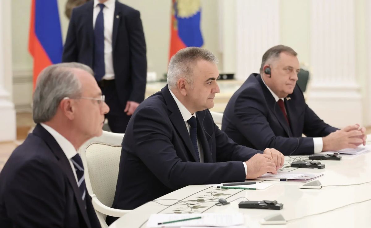 Президент России Владимир Путин провёл встречу с председателем партии «Союз независимых социал-демократов» Милорадом Додиком и Председателем Правительства Республики Сербской Саво Миничем, которые находятся в Москве с... Президент России Владимир Путин провёл встречу с председателем партии «Союз независимых социал-демократов» Милорадом Додиком и Председателем Правительства Республики Сербской Саво Миничем, которые находятся в Москве с...