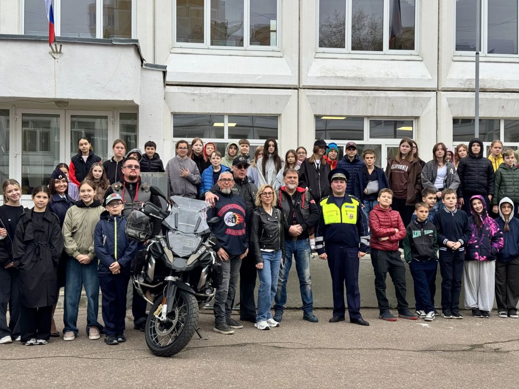 Госавтоинспекторы Москвы совместно с представителями мотосообщества провели тематическое занятие по безопасности дорожного движения для школьников Госавтоинспекторы Москвы совместно с представителями мотосообщества провели тематическое занятие по безопасности дорожного движения для школьников