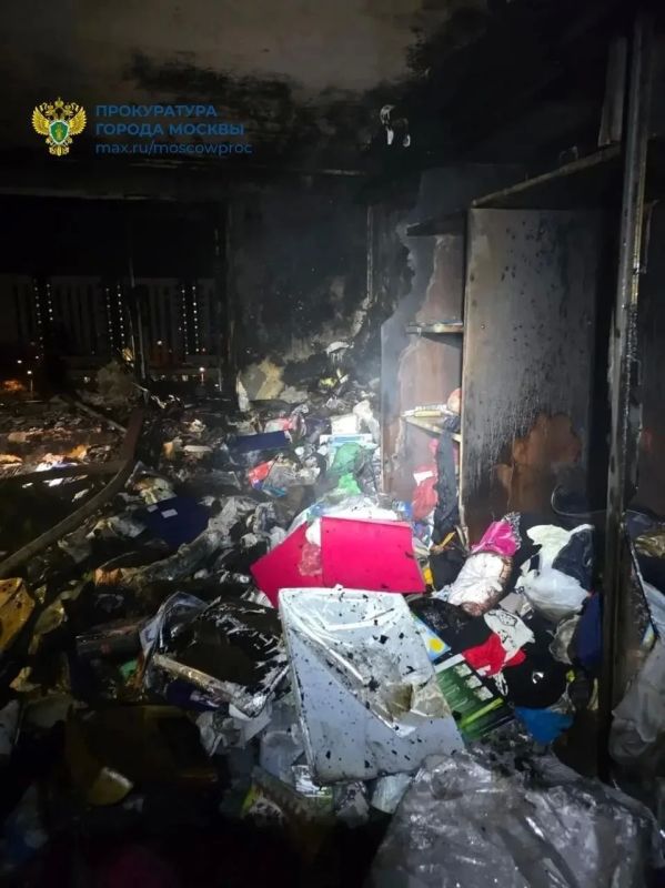 Двое выпрыгнули из окна горящей квартиры на улице Кулакова