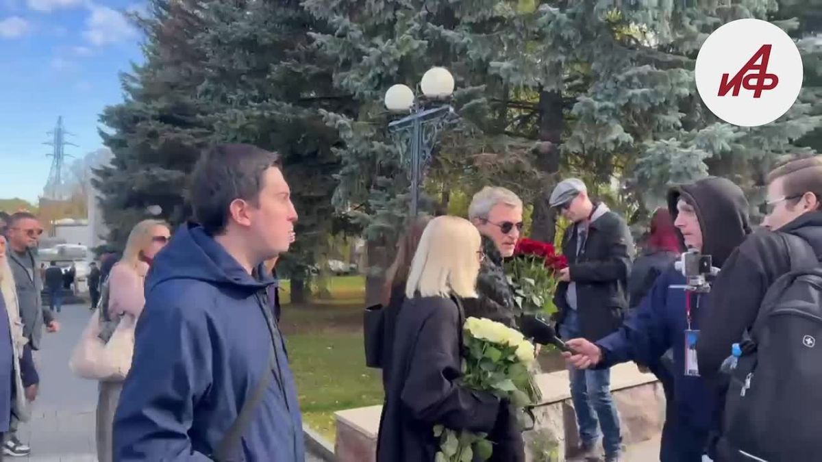 В Москве прощаются с музыкальным критиком и телеведущим Сергеем Соседовым Проводить его в последний путь пришли десятки поклонников, близкие, коллеги. Среди собравшихся много известных людей: Лера Кудрявцева, Эдгард...