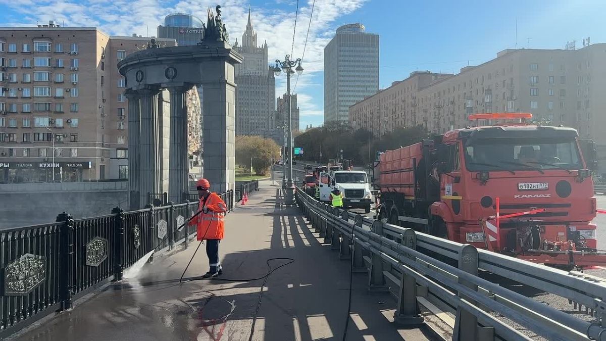 Провели промывку Бородинского моста Специалисты промыли ограждения, парапеты, лестничные сходы с помощью моющих средств и аппаратов высокого давления