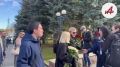 В Москве прощаются с музыкальным критиком и телеведущим Сергеем Соседовым Проводить его в последний путь пришли десятки поклонников, близкие, коллеги. Среди собравшихся много известных людей: Лера Кудрявцева, Эдгард...