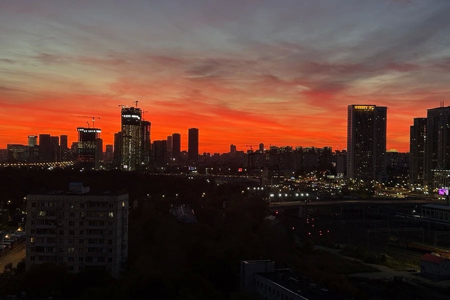 Первый день октября в Москве завершился живописным закатом Первый день октября в Москве завершился живописным закатом