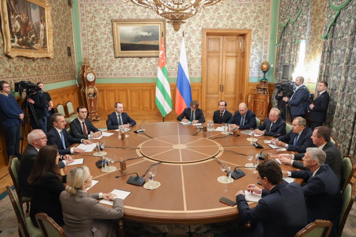 1 октября в Москве Министр иностранных дел Российской Федерации С.В.Лавров провёл раздельные двусторонние и трёхстороннюю встречу с Министром иностранных дел Республики Абхазия О.М.Барцицем и и.о. Министра иностранных дел... 1 октября в Москве Министр иностранных дел Российской Федерации С.В.Лавров провёл раздельные двусторонние и трёхстороннюю встречу с Министром иностранных дел Республики Абхазия О.М.Барцицем и и.о. Министра иностранных дел...