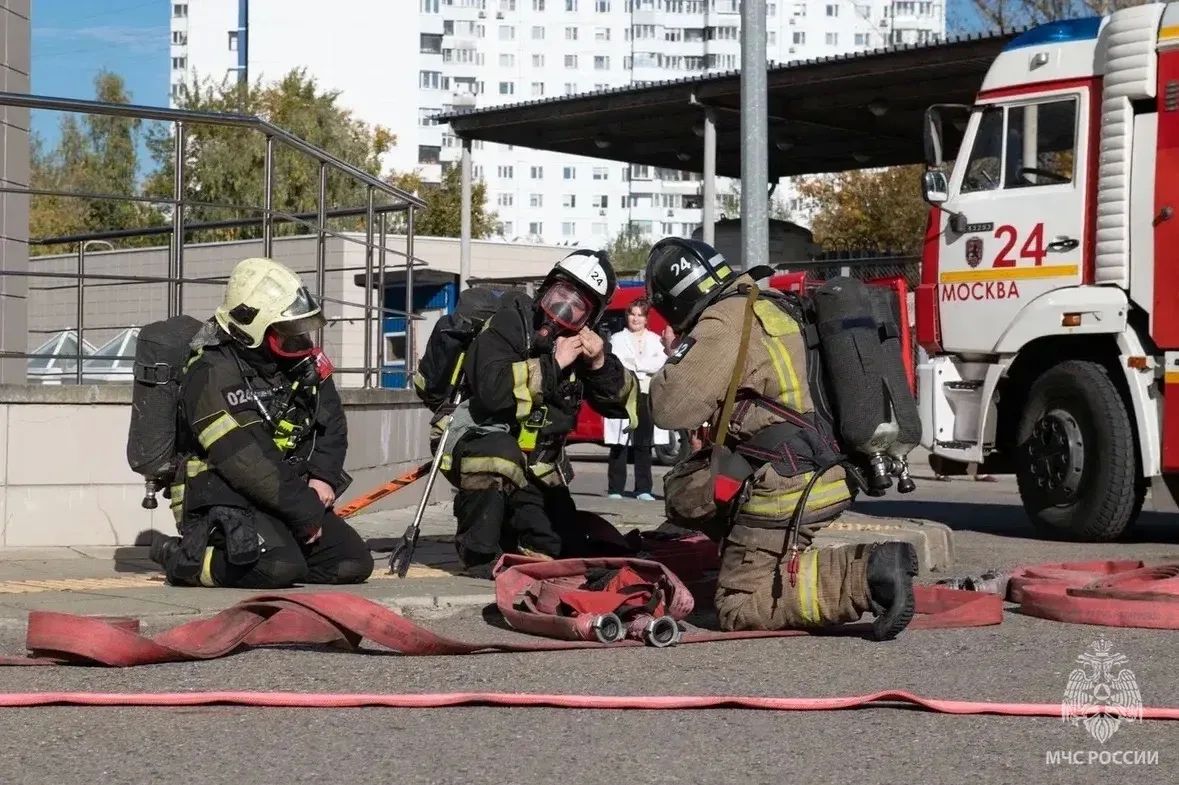 #БудниМЧС. В Южном административном округе прошли пожарно-тактические учения на территории ФГБУ «Национальный медицинский исследовательский центр онкологии им. Н.Н. Блохина». По замыслу учений, из-за неосторожного обращения... #БудниМЧС. В Южном административном округе прошли пожарно-тактические учения на территории ФГБУ «Национальный медицинский исследовательский центр онкологии им. Н.Н. Блохина». По замыслу учений, из-за неосторожного обращения...