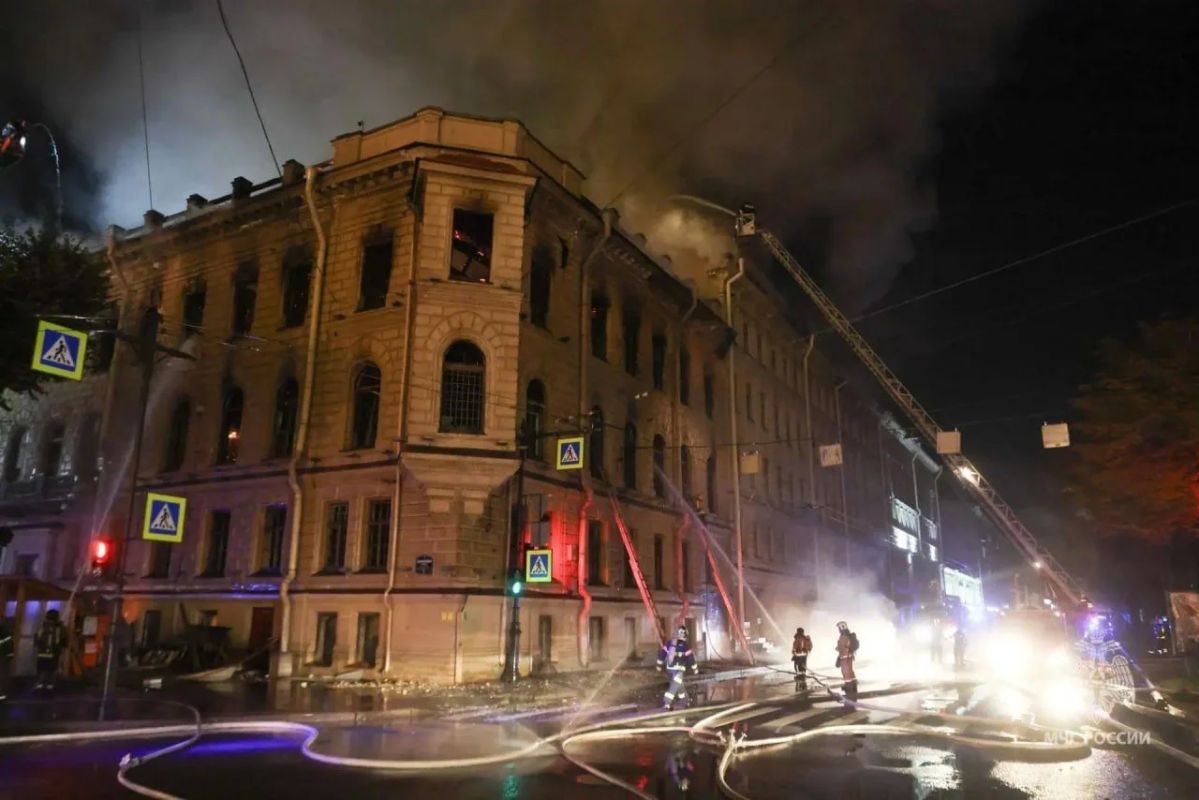 Пожар в особняке Миллера в Петербурге локализован Пожар в особняке Миллера в Петербурге локализован