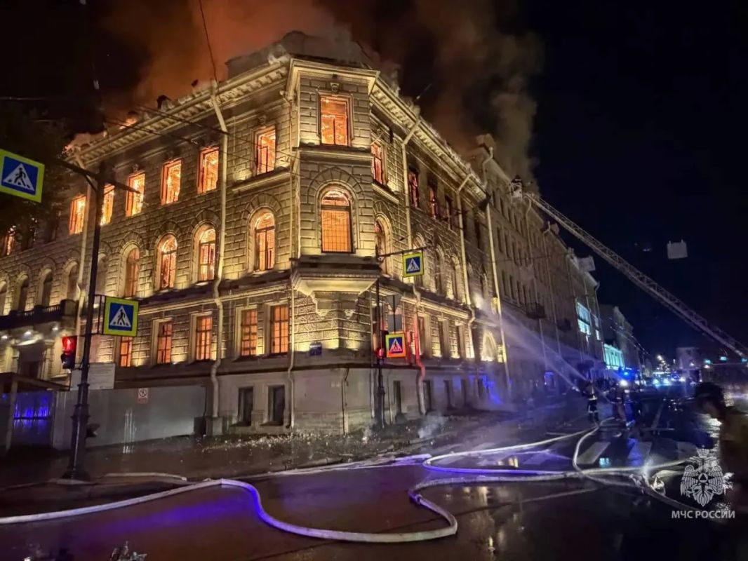 Главное к этому часу:. Особняк Миллера у Исаакиевского собора в Санкт-Петербурге получил серьёзные повреждения в результате пожара Главное к этому часу:. Особняк Миллера у Исаакиевского собора в Санкт-Петербурге получил серьёзные повреждения в результате пожара
