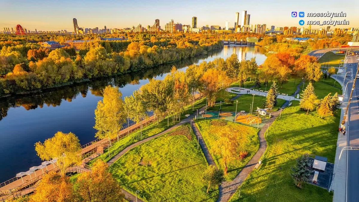 Мнёвниковская пойма получила новый маршрут вдоль воды — прогулочную тропу на специальном настиле, рассказал Сергей Собянин