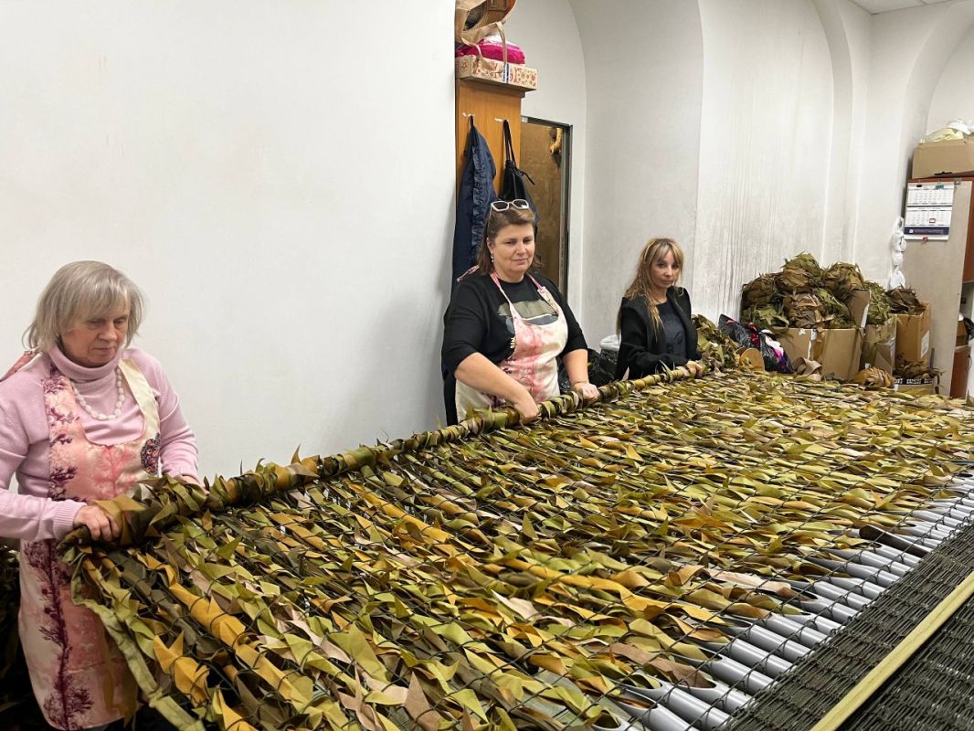Волонтёры из Москвы изготовили маскировочные сети для военнослужащих
