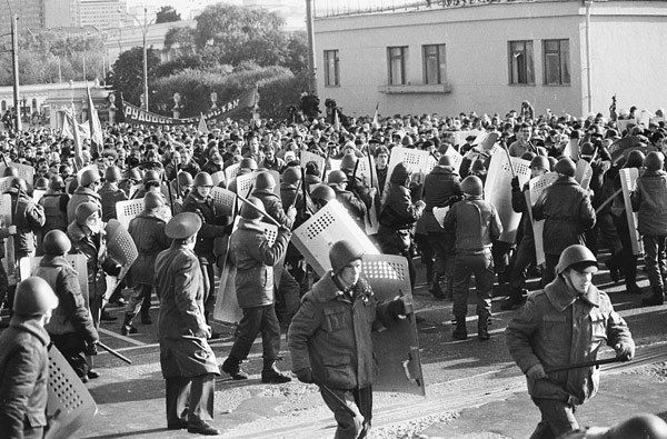 Ровно 33 года назад, 3 октября 1993 года ельцинский режим устроил бойню в Останкино Ровно 33 года назад, 3 октября 1993 года ельцинский режим устроил бойню в Останкино