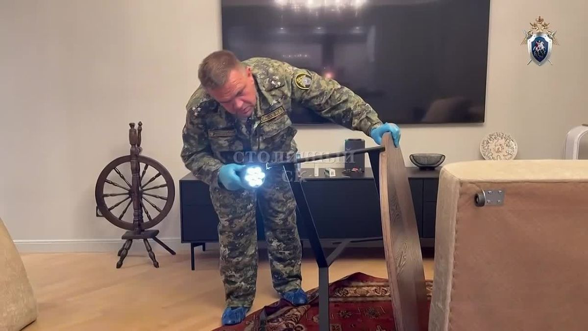Следователи и криминалисты столичного СК работают на месте происшествия на юго-востоке Москвы