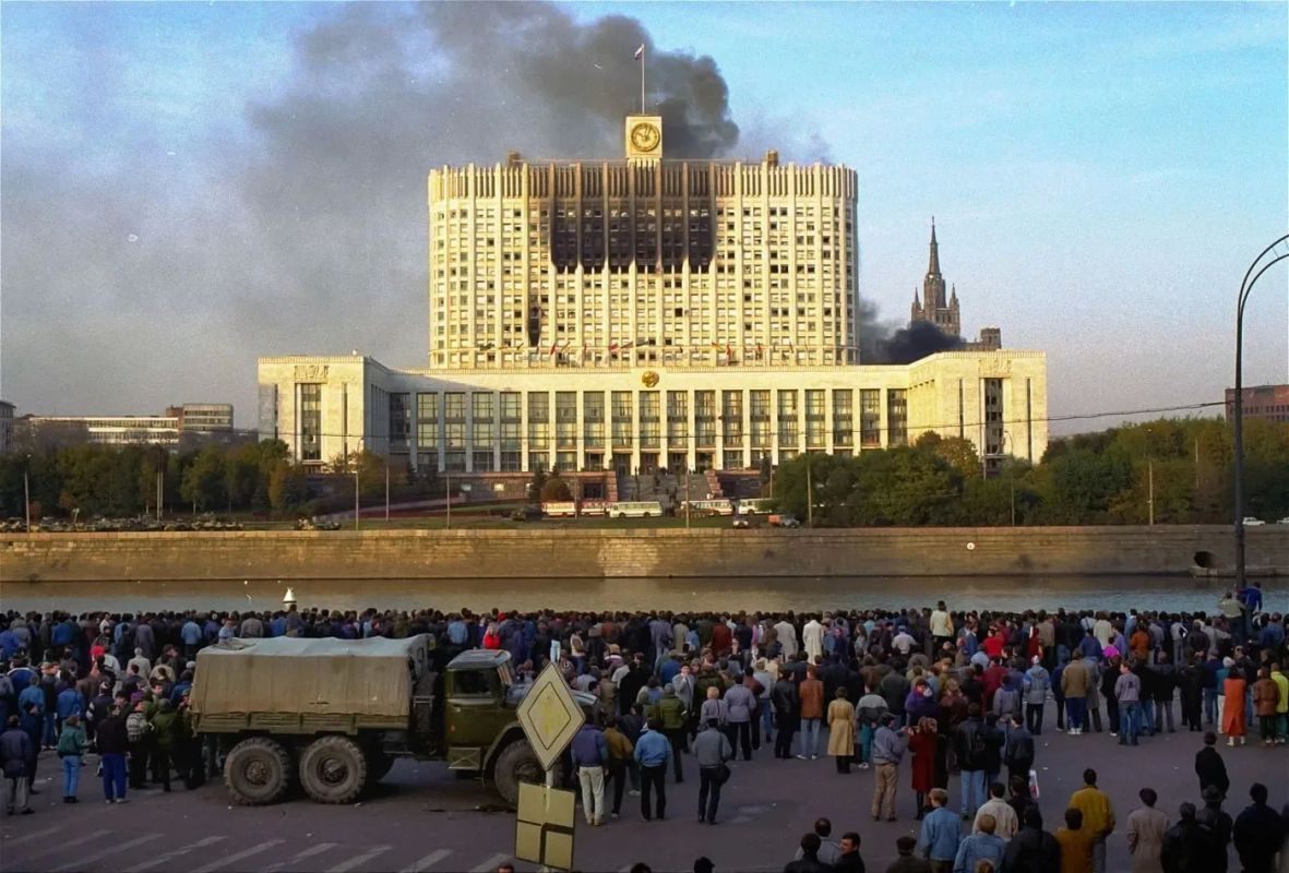 В Москве прошла акция в память о погибших при штурме Белого дома в 1993 году В Москве прошла акция в память о погибших при штурме Белого дома в 1993 году