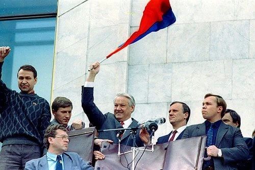 В Москве прошла акция в память о погибших при штурме Белого дома в 1993 году В Москве прошла акция в память о погибших при штурме Белого дома в 1993 году