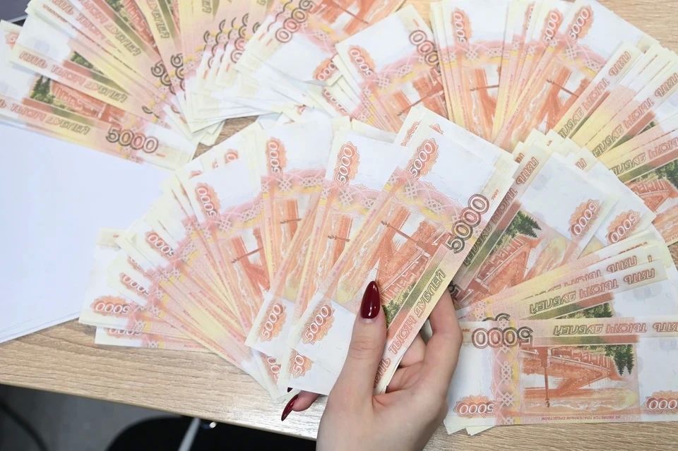 В семи регионах РФ средняя зарплата в июле превысила 150 тысяч рублей