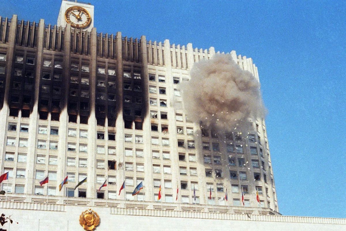 В Москве прошла акция в память о погибших при штурме Белого дома в 1993 году В Москве прошла акция в память о погибших при штурме Белого дома в 1993 году