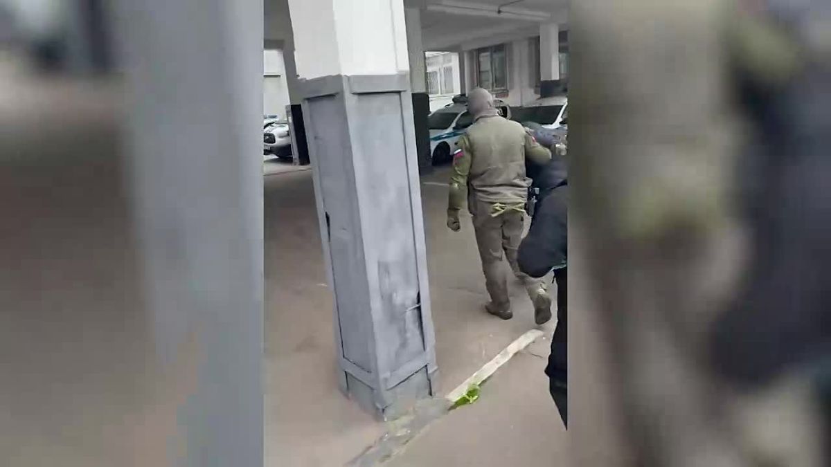 Кадры задержания при силовой поддержке СОБР «Столица» Росгвардии в Воронежской области 47-летнего мужчины, подозреваемого в совершении особо тяжкого преступления