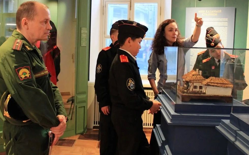 Военные следователи организовали экскурсию для подшефного кадетского класса Военные следователи организовали экскурсию для подшефного кадетского класса