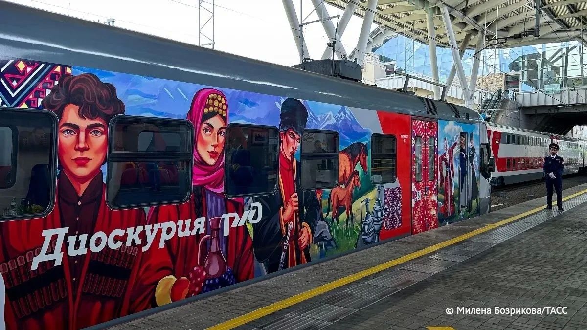 Пассажирский поезд Москва-Сухум перешел на зимнее расписание и теперь ходит через день, а электропоезд "Диоскурия" из Сириуса — по-прежнему ежедневно, рассказал ТАСС замначальника пассажирской службы АЖД Эмир Агрба
