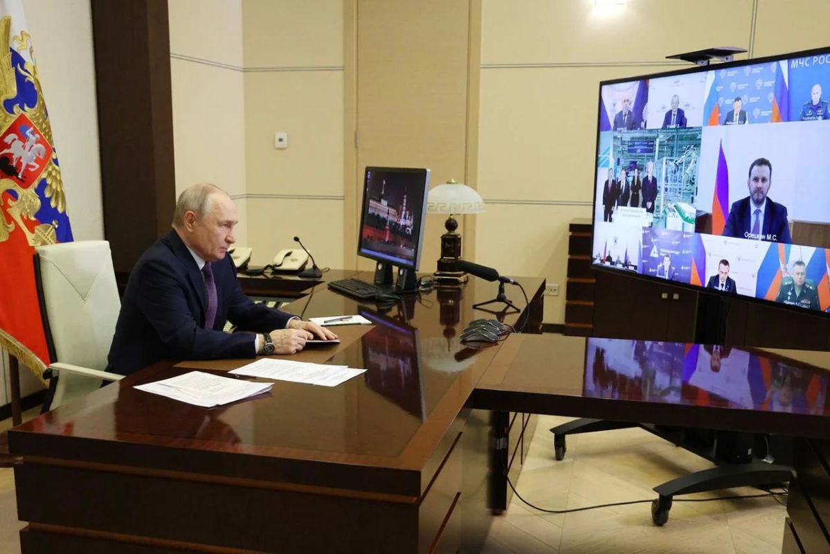 Президент РФ Владимир Путин и мэр Москвы Сергей Собянин открыли первый в стране Московский кластер электробатарей Президент РФ Владимир Путин и мэр Москвы Сергей Собянин открыли первый в стране Московский кластер электробатарей