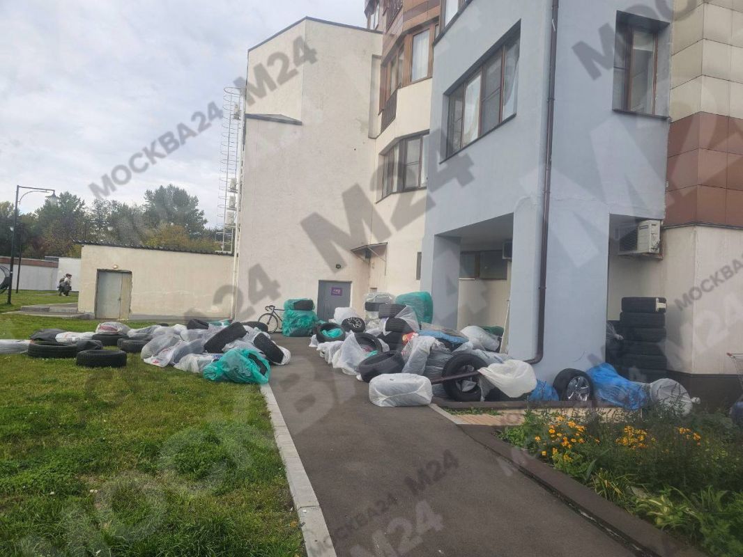 Склад покрышек под открытым небом устроила УК в ЖК «Олимпия»: управляющая компания просто вынесла все шины жильцов во двор