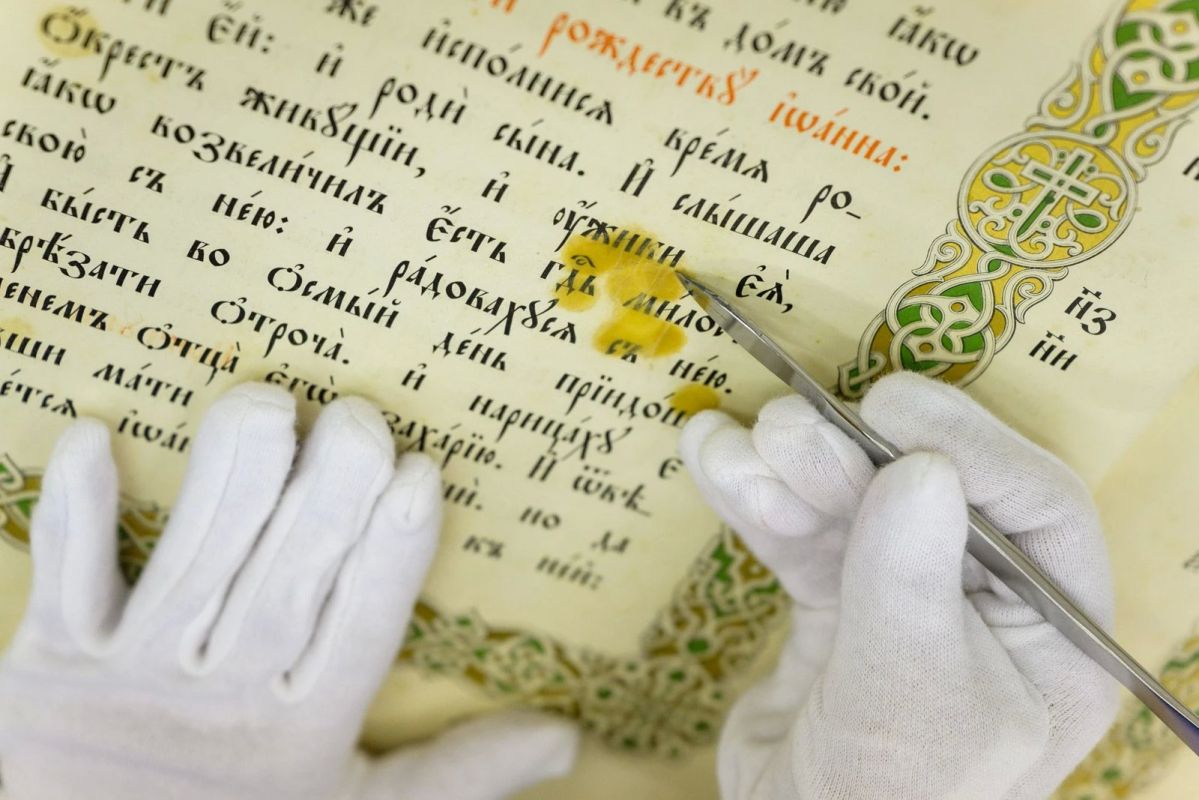 Редкое напрестольное Евангелие XIX века из Севастополя отреставрируют специалисты Главархива Москвы Редкое напрестольное Евангелие XIX века из Севастополя отреставрируют специалисты Главархива Москвы