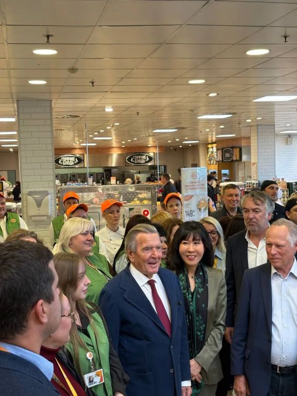 Герхард Шредер приехал в Москву, рассказали РБК два источника, знакомых с программой визита экс-канцлера Германии