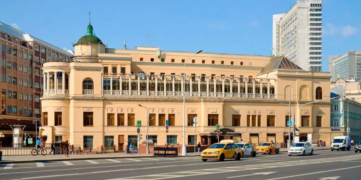 В Москве начали реставрацию фасадов здания ресторана "Прага"
