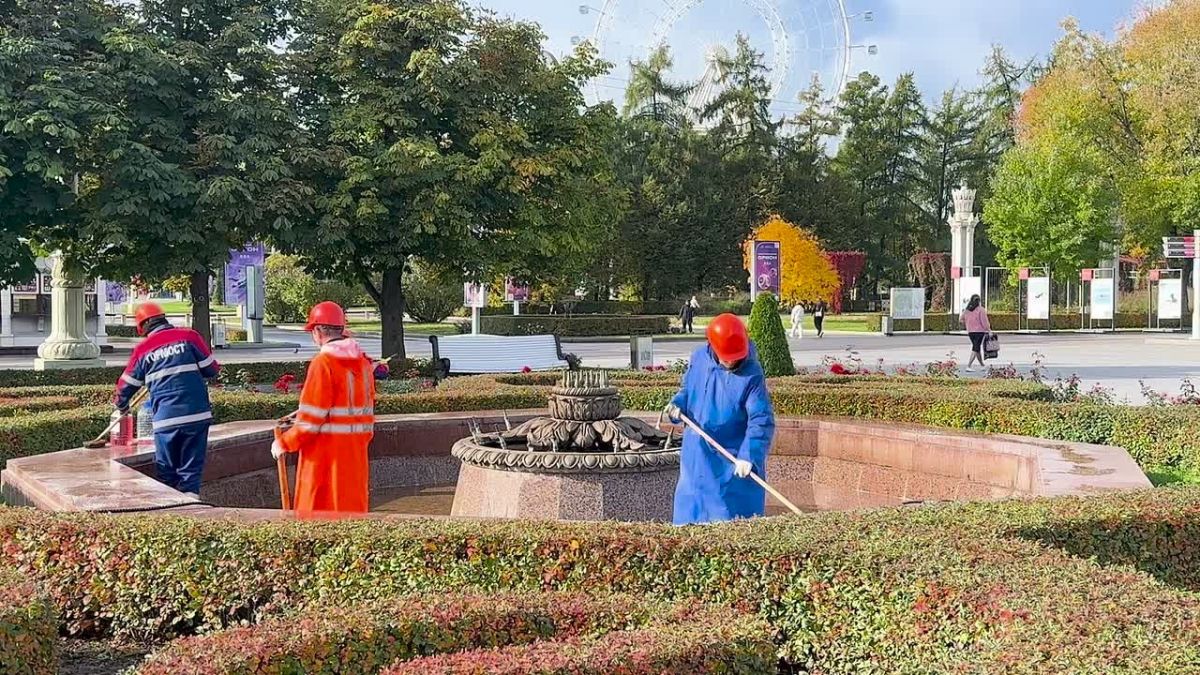 Фонтаны на Центральной аллее ВДНХ начали готовить к зиме «Сезон работы фонтанов завершился в столице 1 октября, после этого приступили к подготовке сооружений к зиме. В четверг, 8 октября, начали соответствующие работы на 14...