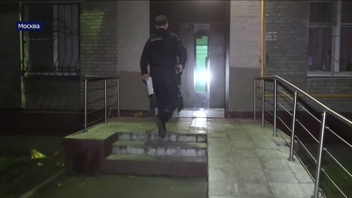 Свидание пошло не по плану: романтическую встречу юноши и его возлюбленной в Москве прервала соседка сверху