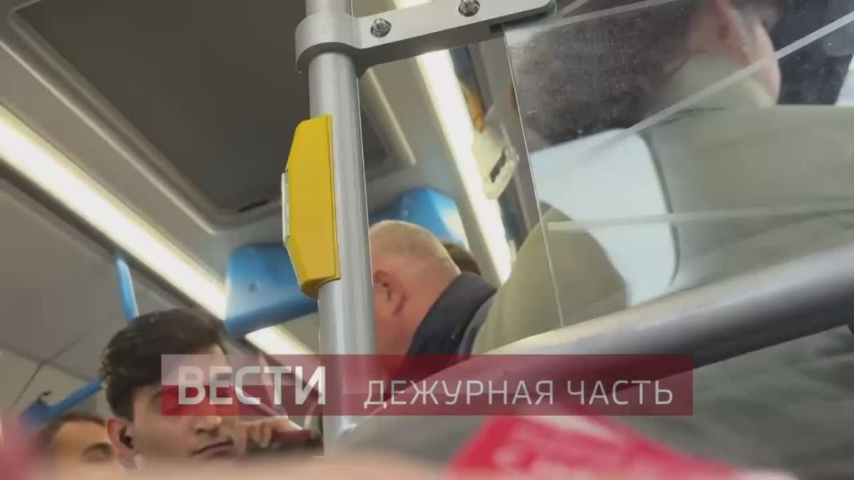 Рестлинг в салоне автобуса! В Москве очередная рукопашная между контролером и безбилетником