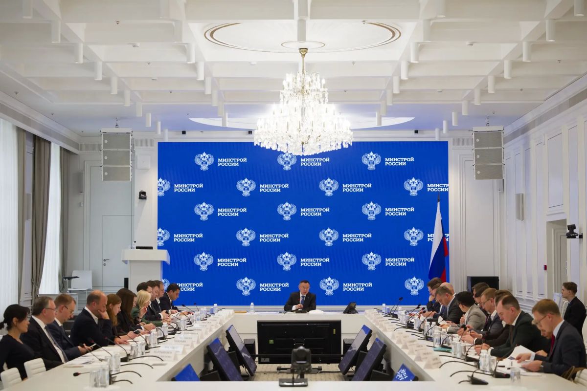 Минстрой России продолжает взаимодействие с банками для своевременной выдачи ключей гражданам, финансирования застройщиков и сохранения устойчивости отрасли