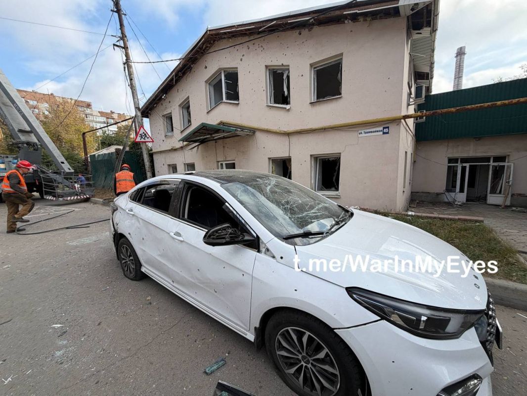В сети публикуют последствия ночной атаки БПЛА ВСУ в Ворошиловском районе Донецка, в результате которой повреждено здание школы №3 В сети публикуют последствия ночной атаки БПЛА ВСУ в Ворошиловском районе Донецка, в результате которой повреждено здание школы №3